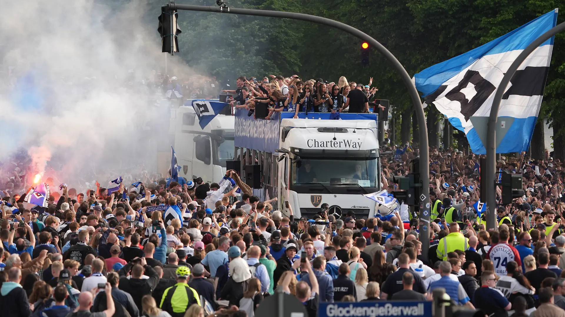 Der Doppel-Aufstieg der HSV-Männer und -Frauen wurde in Hamburg frenetisch bejubelt.