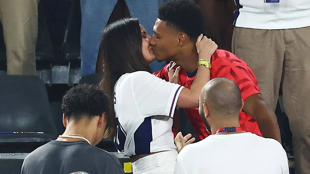 Ollie Watkins küsst seine Frau Ellie. (Archivbild)