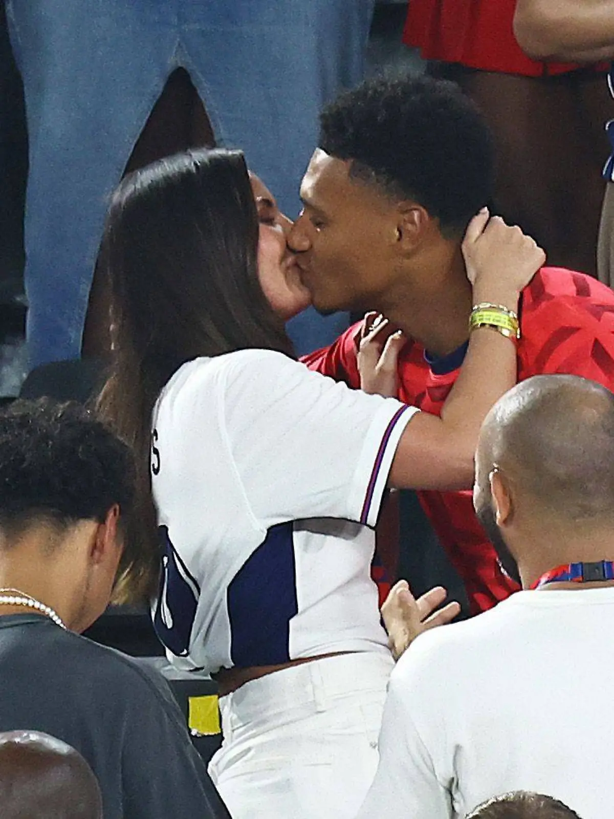Ollie Watkins küsst seine Frau Ellie. (Archivbild)