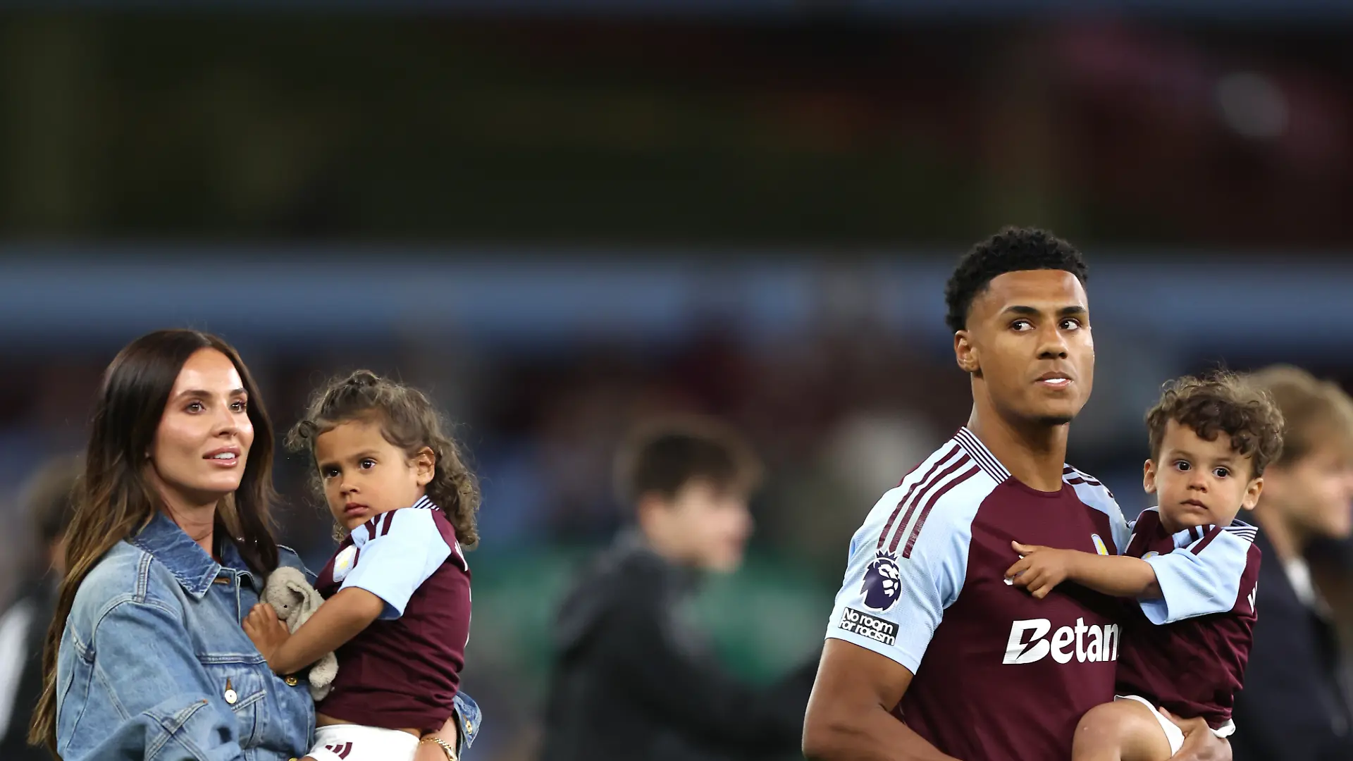 Ollie Watkins und seine Frau Ellie haben zwei gemeinsame Kinder: Tochter Amara und Sohn Marley.