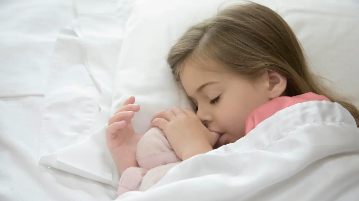 Baby lutscht im Schlaf am Daumen