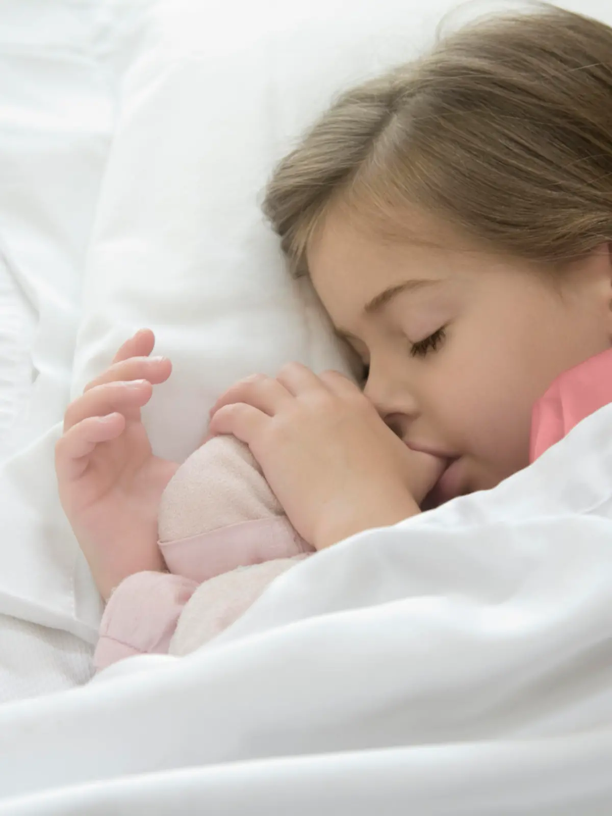 Baby lutscht im Schlaf am Daumen