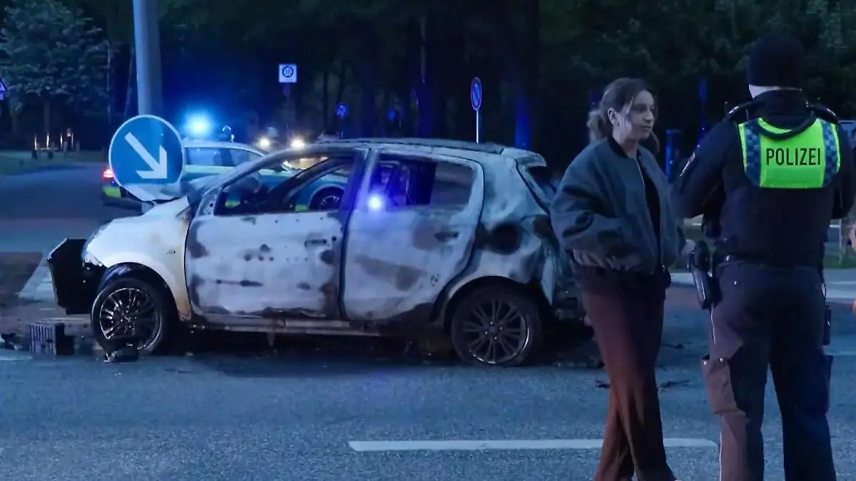 Teenagerin Sarah wird bei Unfall zur Lebensretterin! Person noch im brennenden Auto