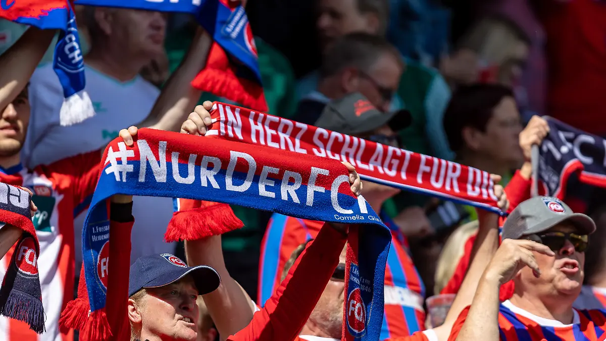 Heidenheim-Fans auf der Tribüne.