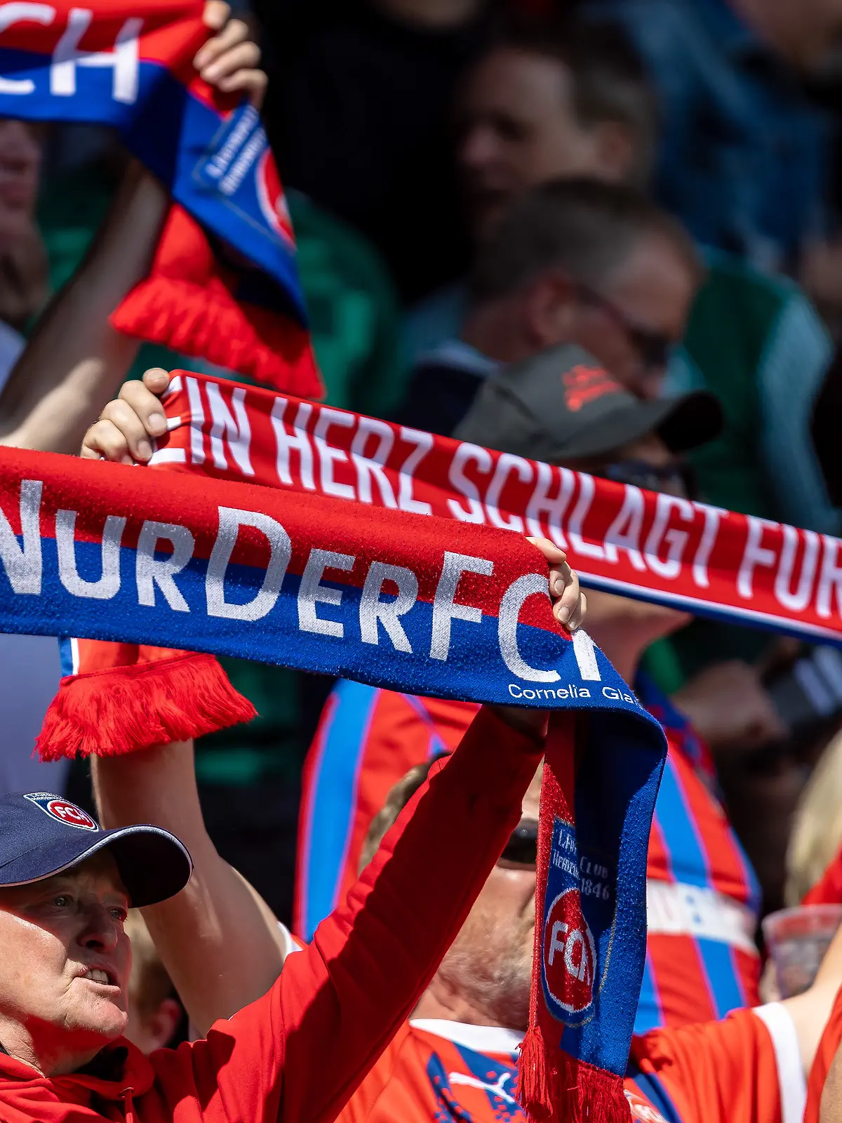 Heidenheim-Fans auf der Tribüne.