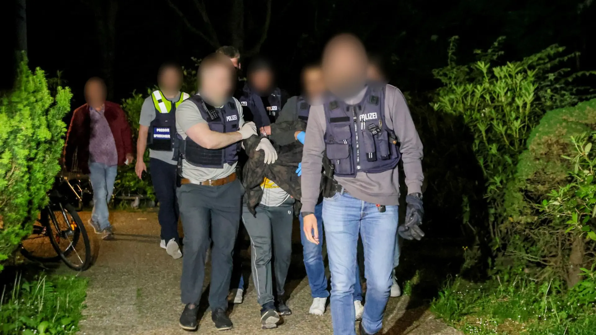 In Heiligenhaus bei Düsseldorf haben Polizisten einen verdächtigen Mann festgenommen.