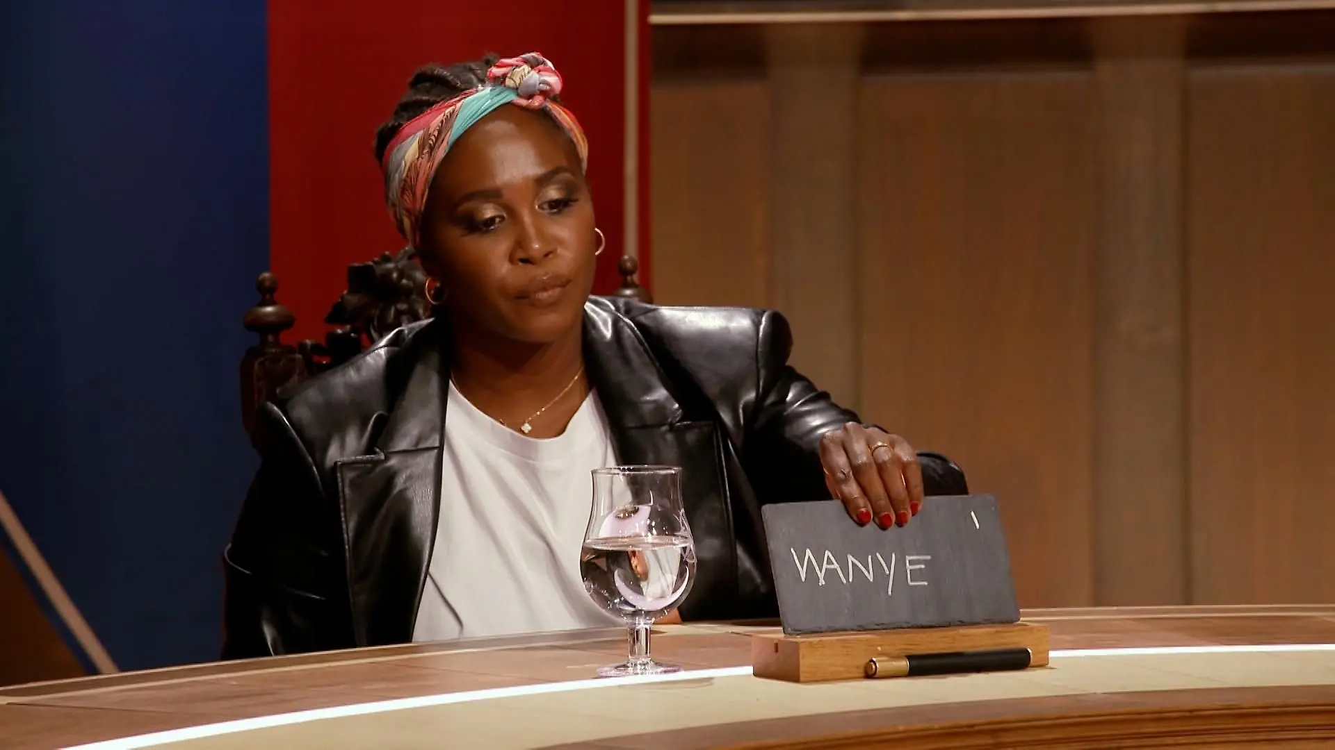 Motsi Mabuse schreibt ihren Mitverräter Wayne auf.