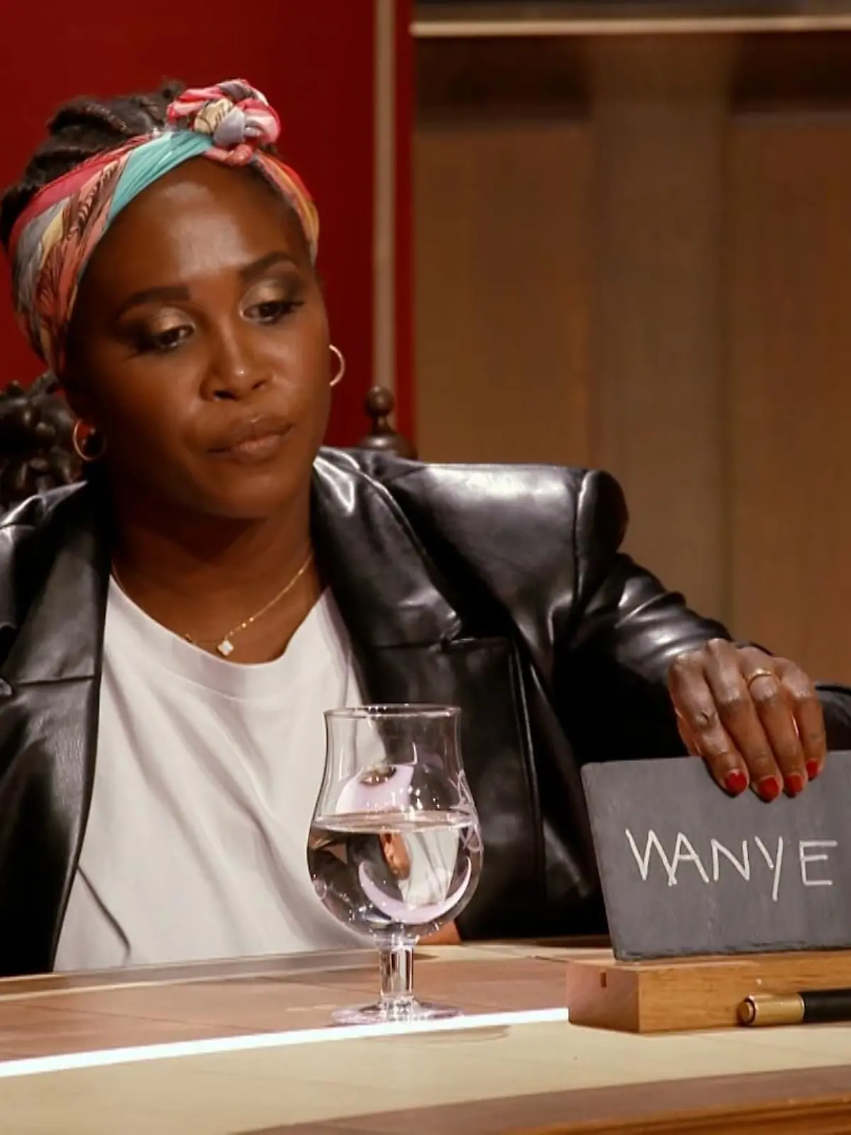 Motsi Mabuse schreibt ihren Mitverräter Wayne auf.