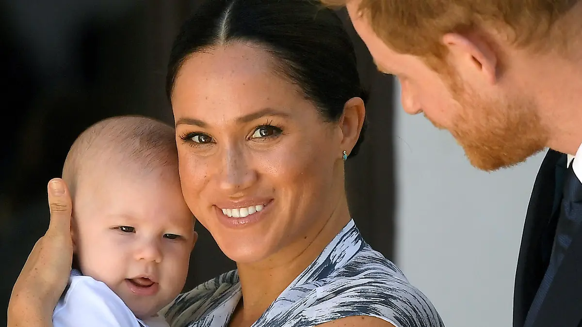 FILE PHOTO: Britain's Prince Harry and his wife Meghan, Duchess of Sussex, holding their son Archie in Cape Town, South Africa, September 25, 2019. REUTERS/Toby Melville/File Photo
