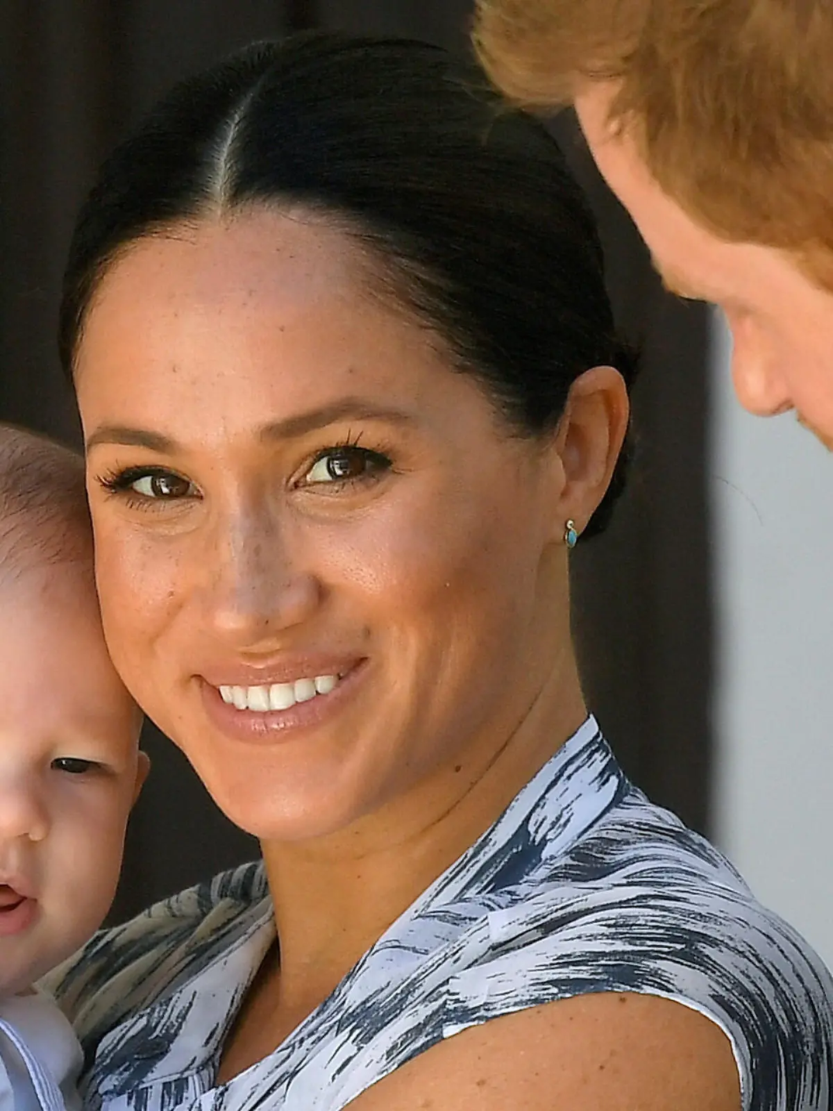 FILE PHOTO: Britain's Prince Harry and his wife Meghan, Duchess of Sussex, holding their son Archie in Cape Town, South Africa, September 25, 2019. REUTERS/Toby Melville/File Photo