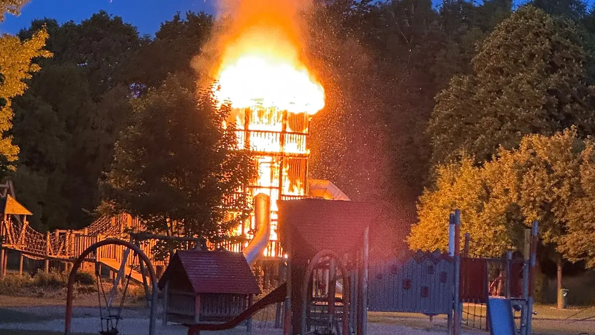 Am frühen Dienstagmorgen brennt der Spielturm komplett aus.