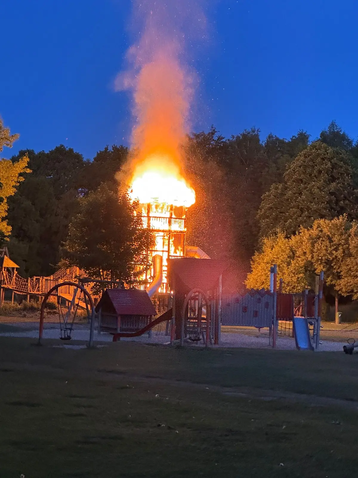 Am frühen Dienstagmorgen brennt der Spielturm komplett aus.