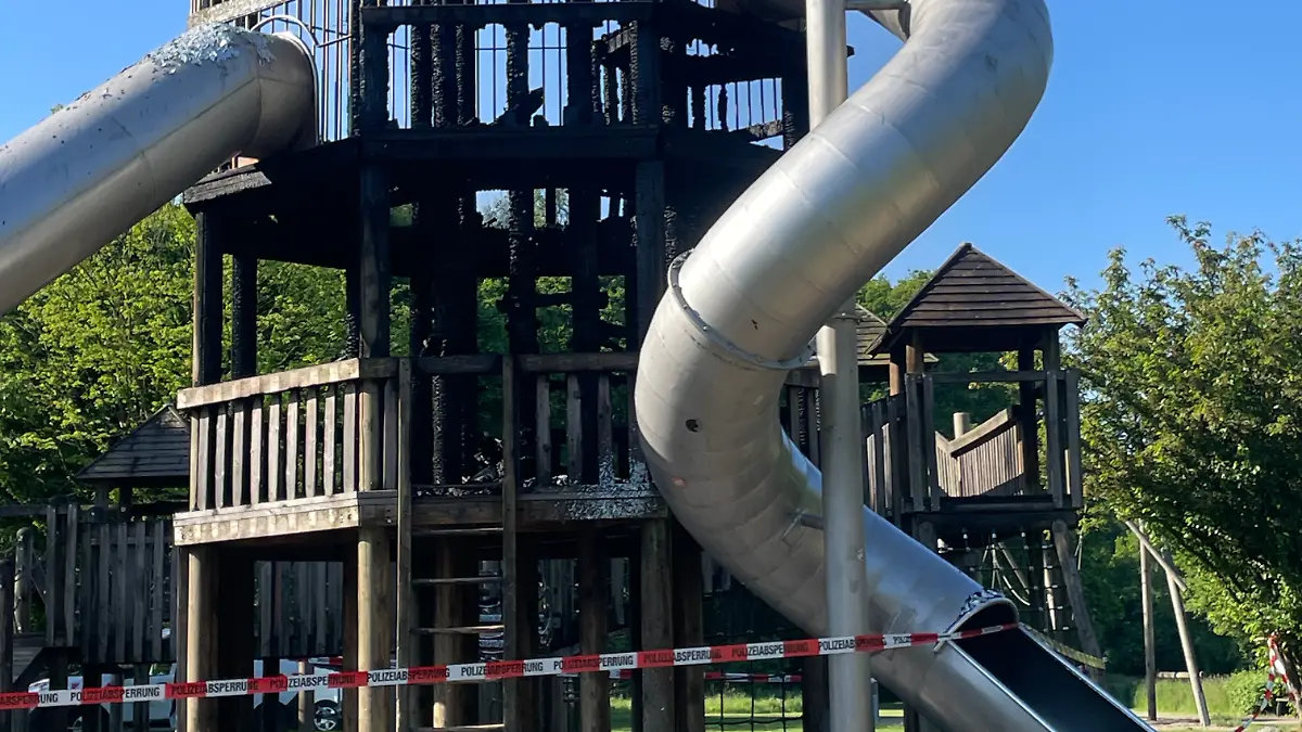 Völlig ausgebrannt zeigt sich der Turm nach den Löscharbeiten.