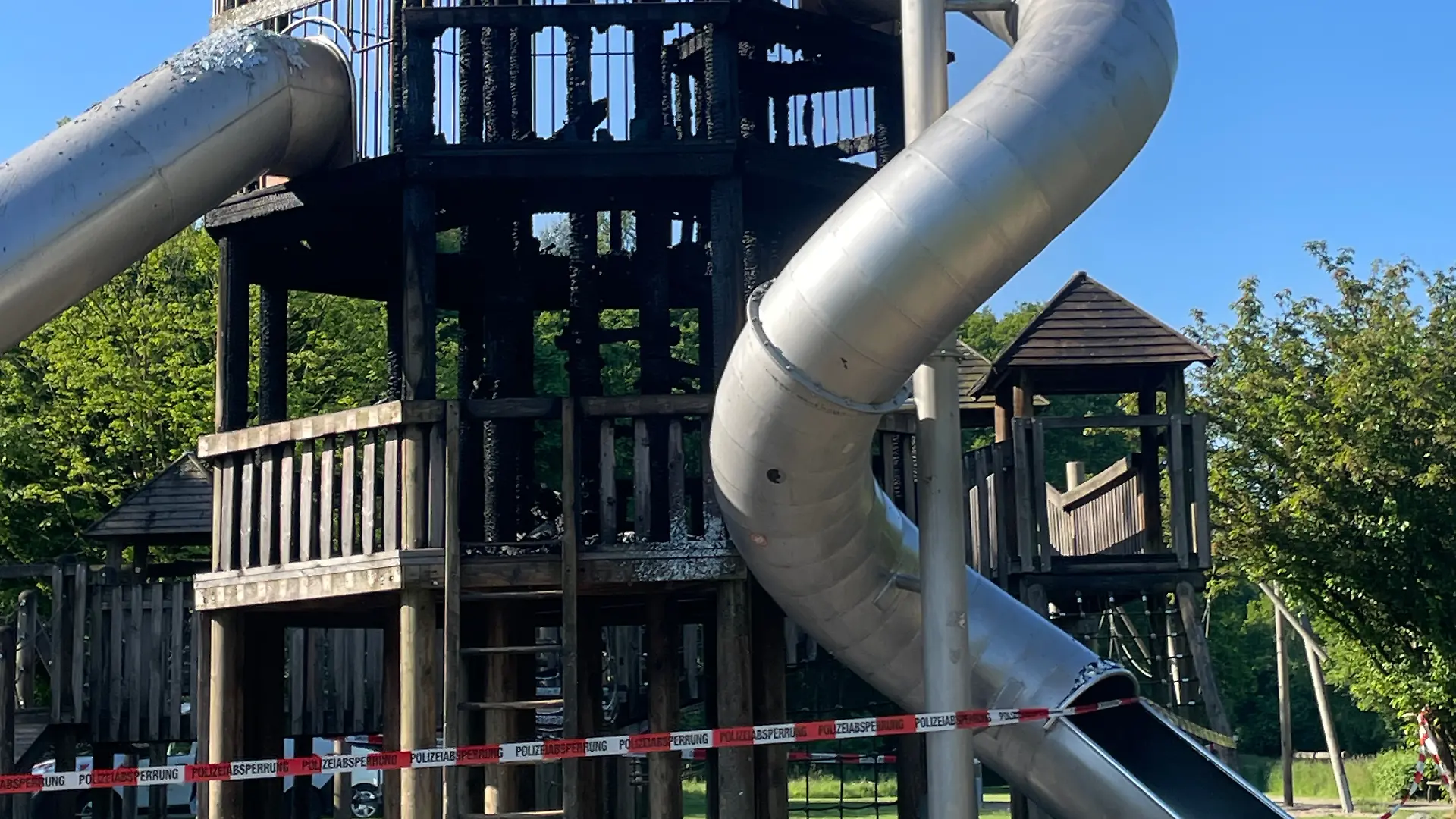 Völlig ausgebrannt zeigt sich der Turm nach den Löscharbeiten.