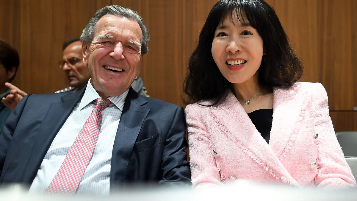 Begleitet von seiner Frau nimmt Altkanzler Schröder an der Landtagssitzung in Hannover teil.