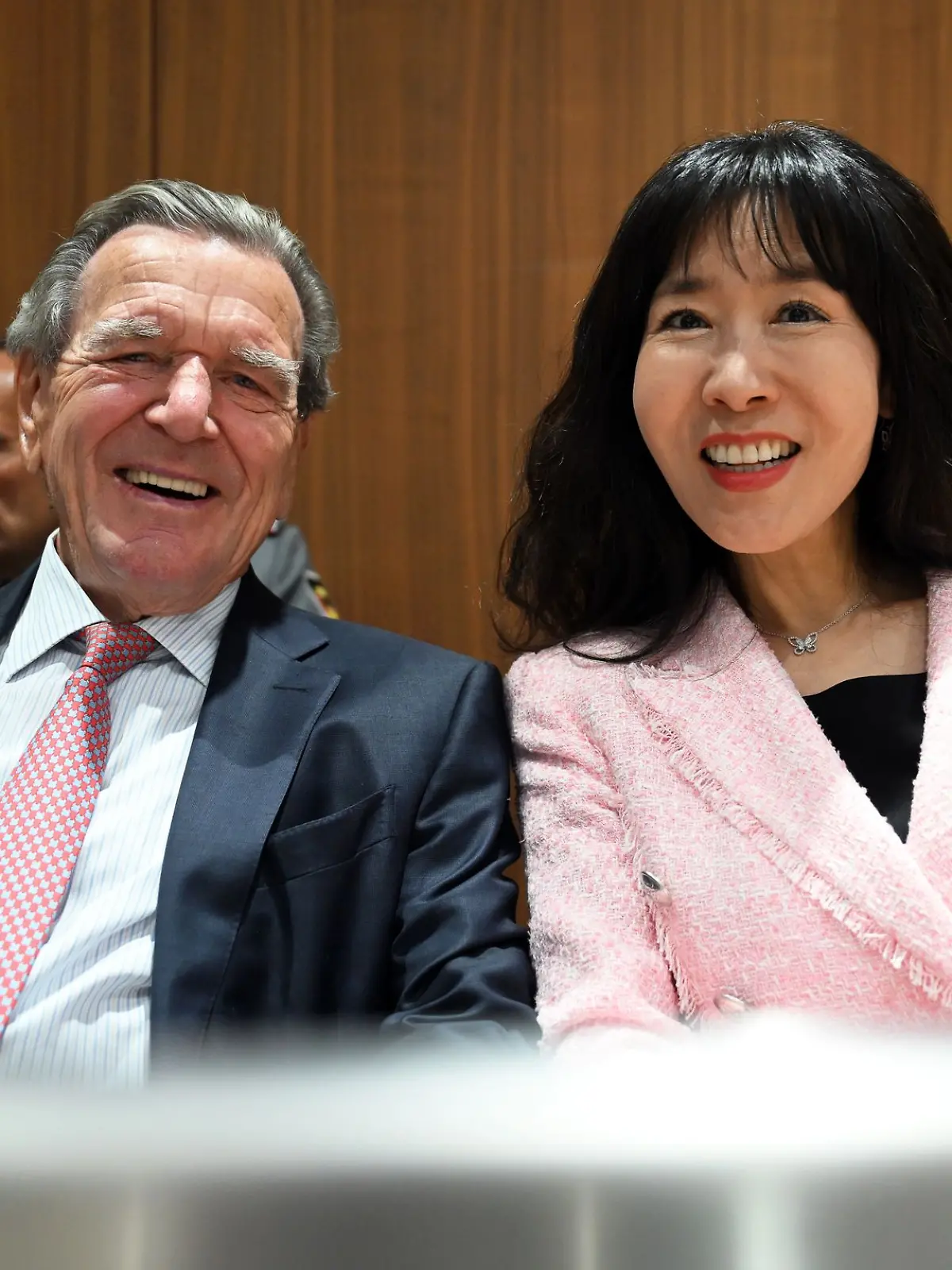 Bild zu: "So liebevoll gratuliert So-yeon Schröder-Kim ihrem Gerhard zum 82. Geburtstag"