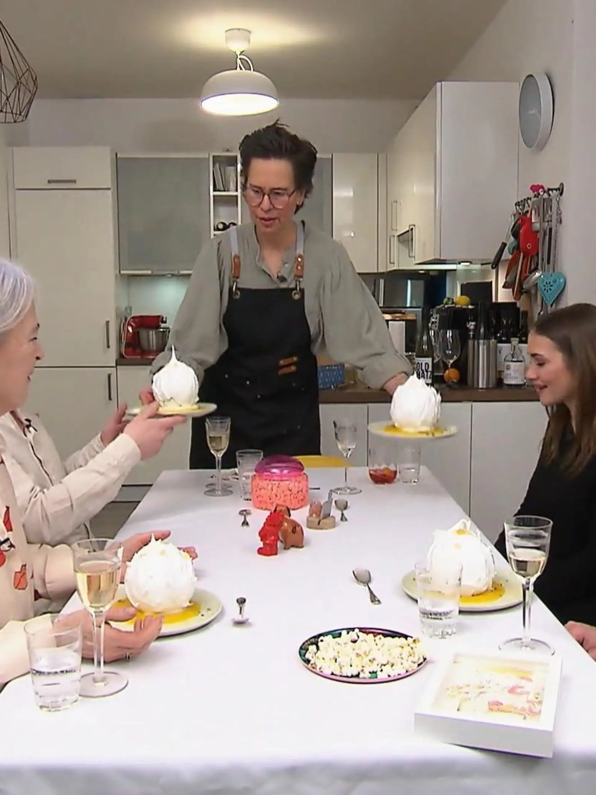Bild zu: "Alex hat sich etwas ganz Kreatives einfallen lassen, besonders beim Dessert."