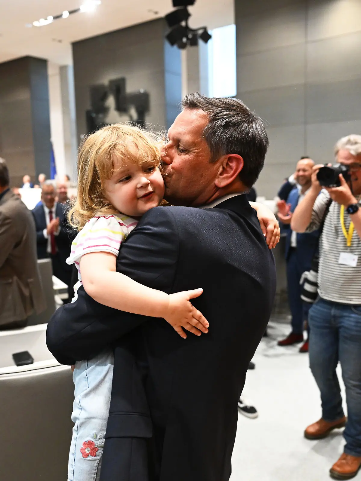 Bild zu: "Olaf Lies feiert Wahl zum Ministerpräsidenten"