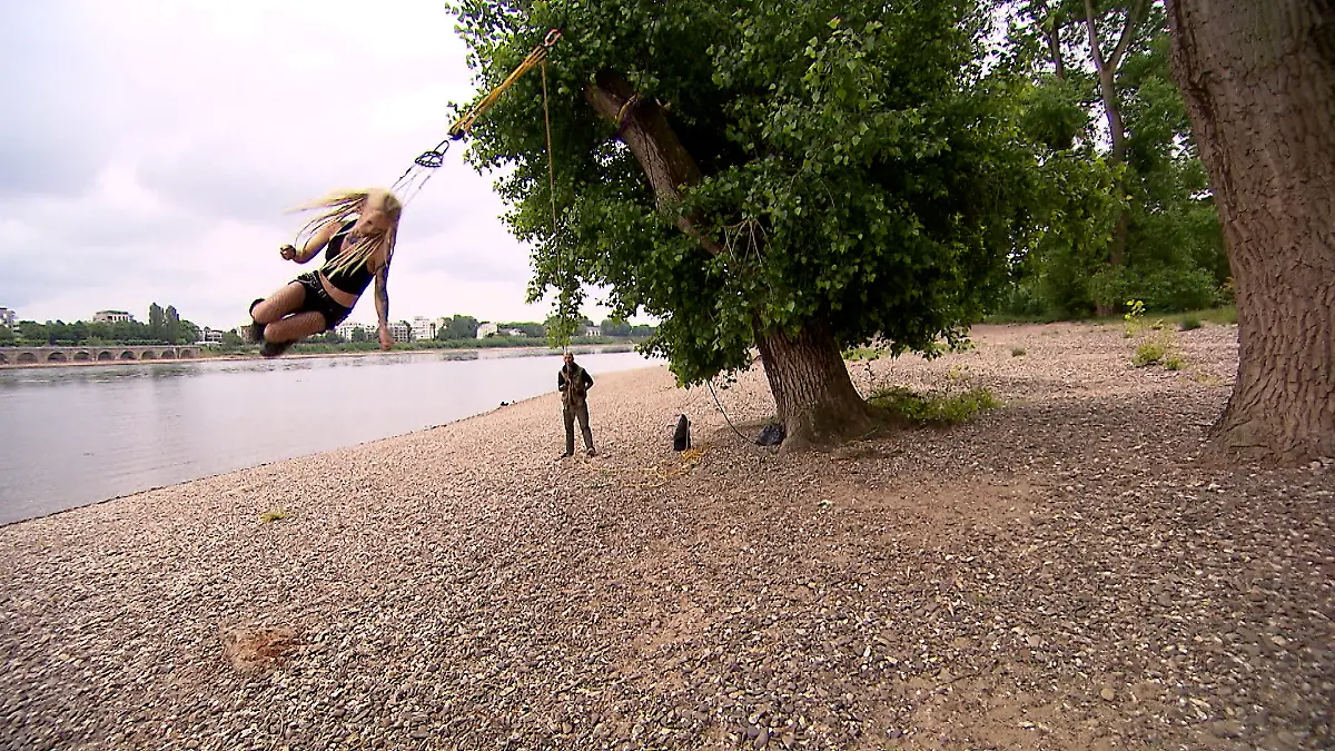 Jennifer Kaddatz (27) hängt in der Luft - fixiert mit Haken unter ihrer Haut