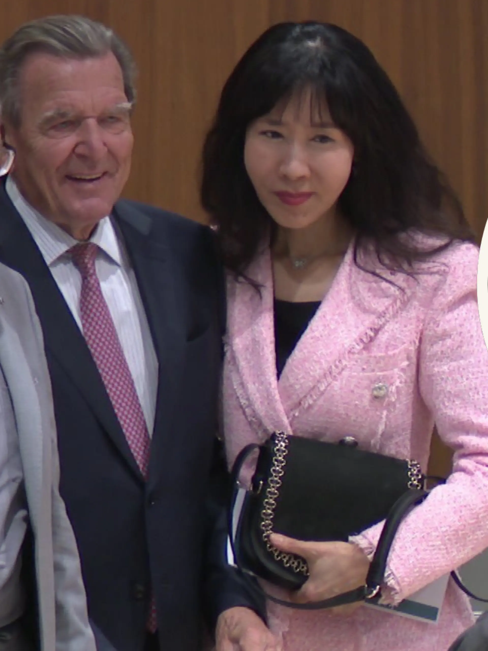 Gerhard Schröder und seine Frau sind überraschend im niedersächsischen Landtag.