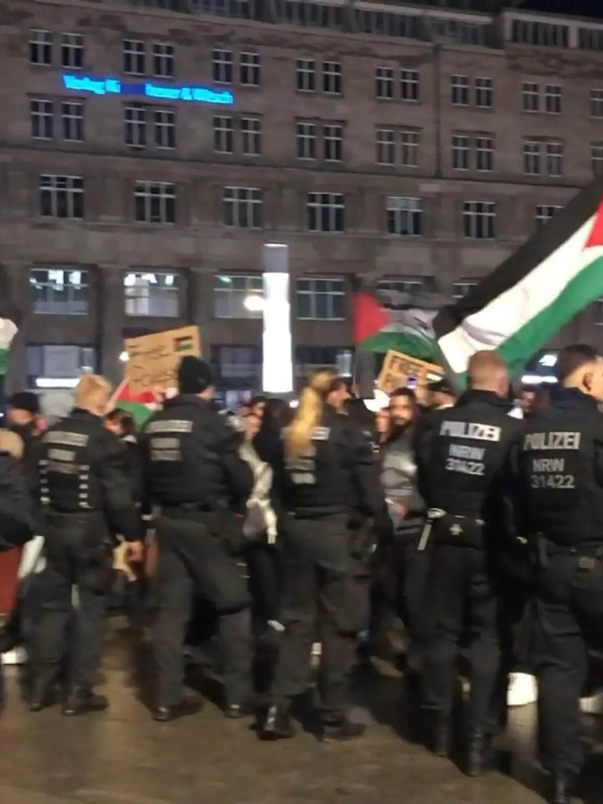 Bild zu: "Politische Kriminalität deutlich gestiegen"