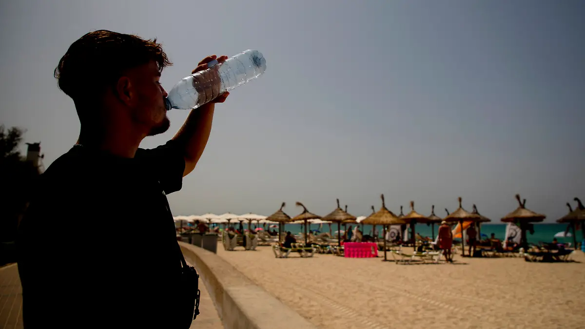 Ein Mann trinkt Wasser aus einer Flasche