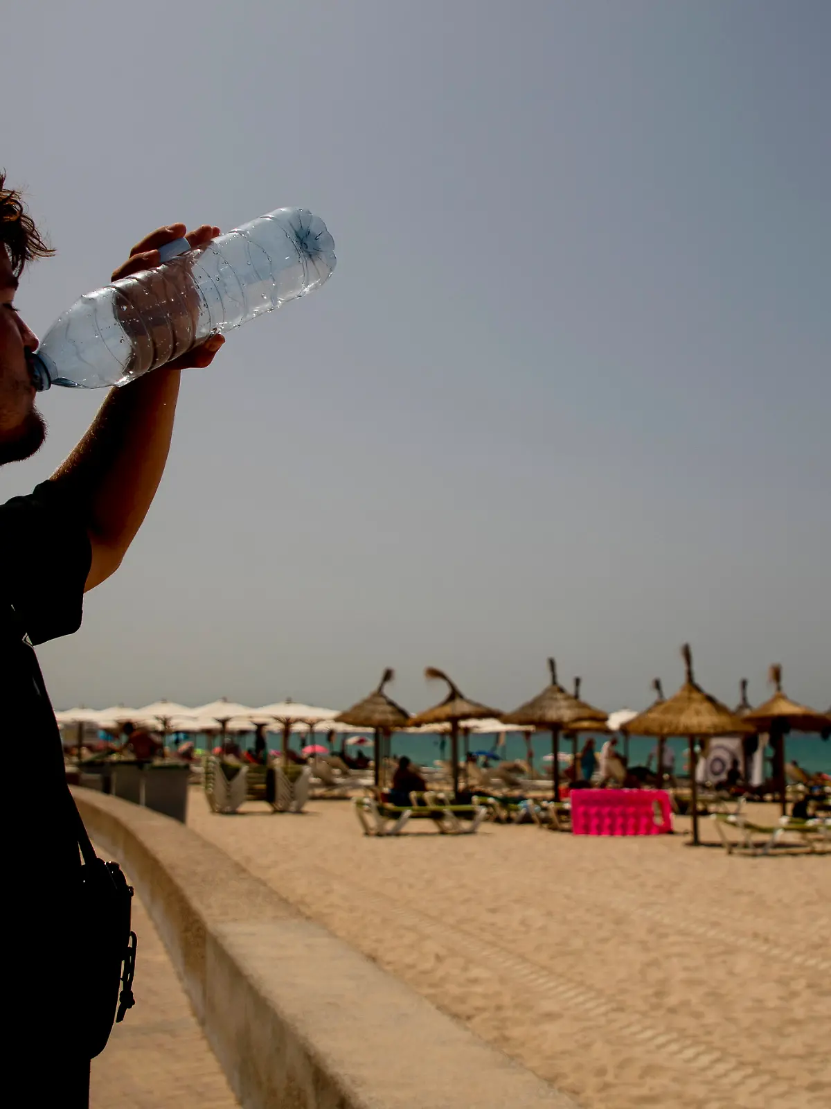 Ein Mann trinkt Wasser aus einer Flasche