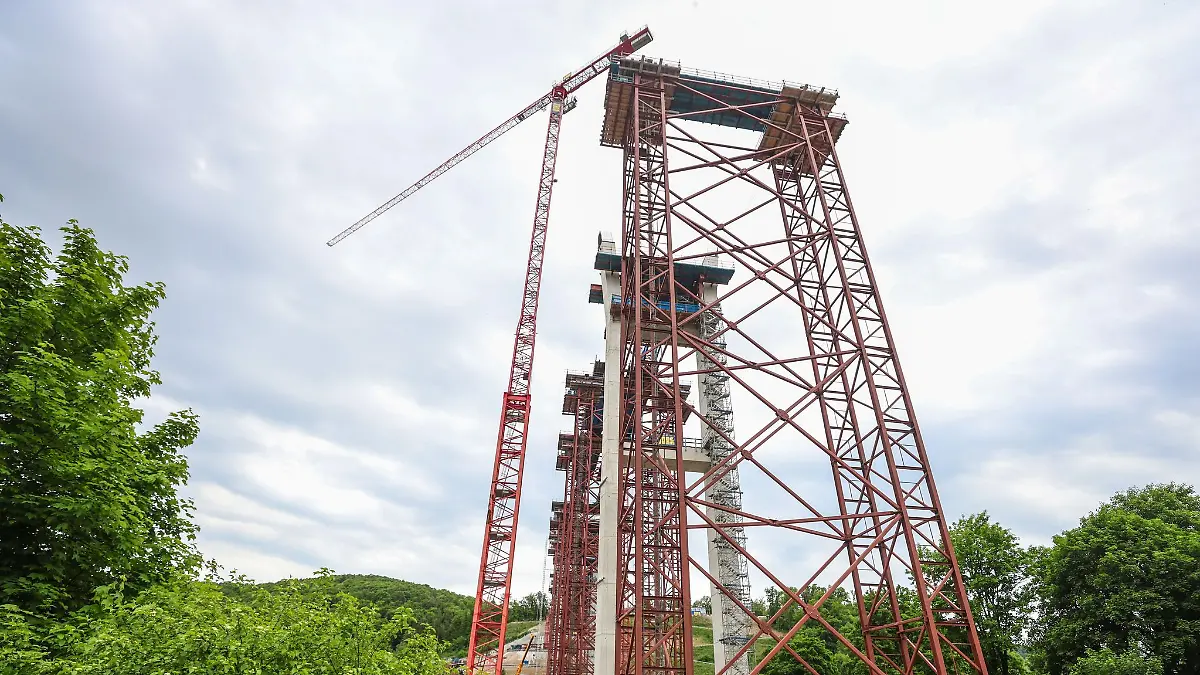 Die Arbeiten an der Neckartalbrücke enden in einem grauenvollen Unglück. Drei Bauarbeiter sind in Baden-Württemberg mit einer Arbeitsgondel aus großer Höhe abgestürzt und zu Tode gekommen. Das teilte die Polizei in Pforzheim mit.