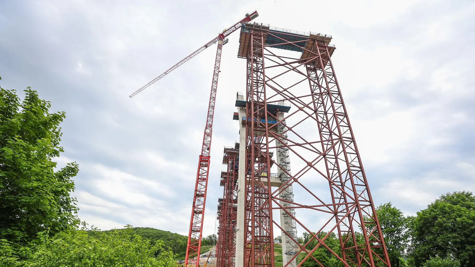 Die Arbeiten an der Neckartalbrücke enden in einem grauenvollen Unglück. Drei Bauarbeiter sind in Baden-Württemberg mit einer Arbeitsgondel aus großer Höhe abgestürzt und zu Tode gekommen. Das teilte die Polizei in Pforzheim mit.