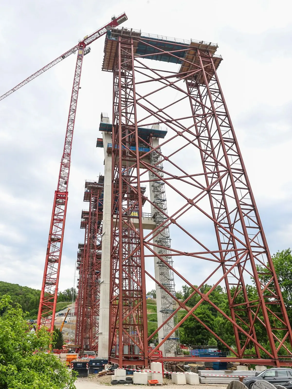 Die Arbeiten an der Neckartalbrücke enden in einem grauenvollen Unglück. Drei Bauarbeiter sind in Baden-Württemberg mit einer Arbeitsgondel aus großer Höhe abgestürzt und zu Tode gekommen. Das teilte die Polizei in Pforzheim mit.
