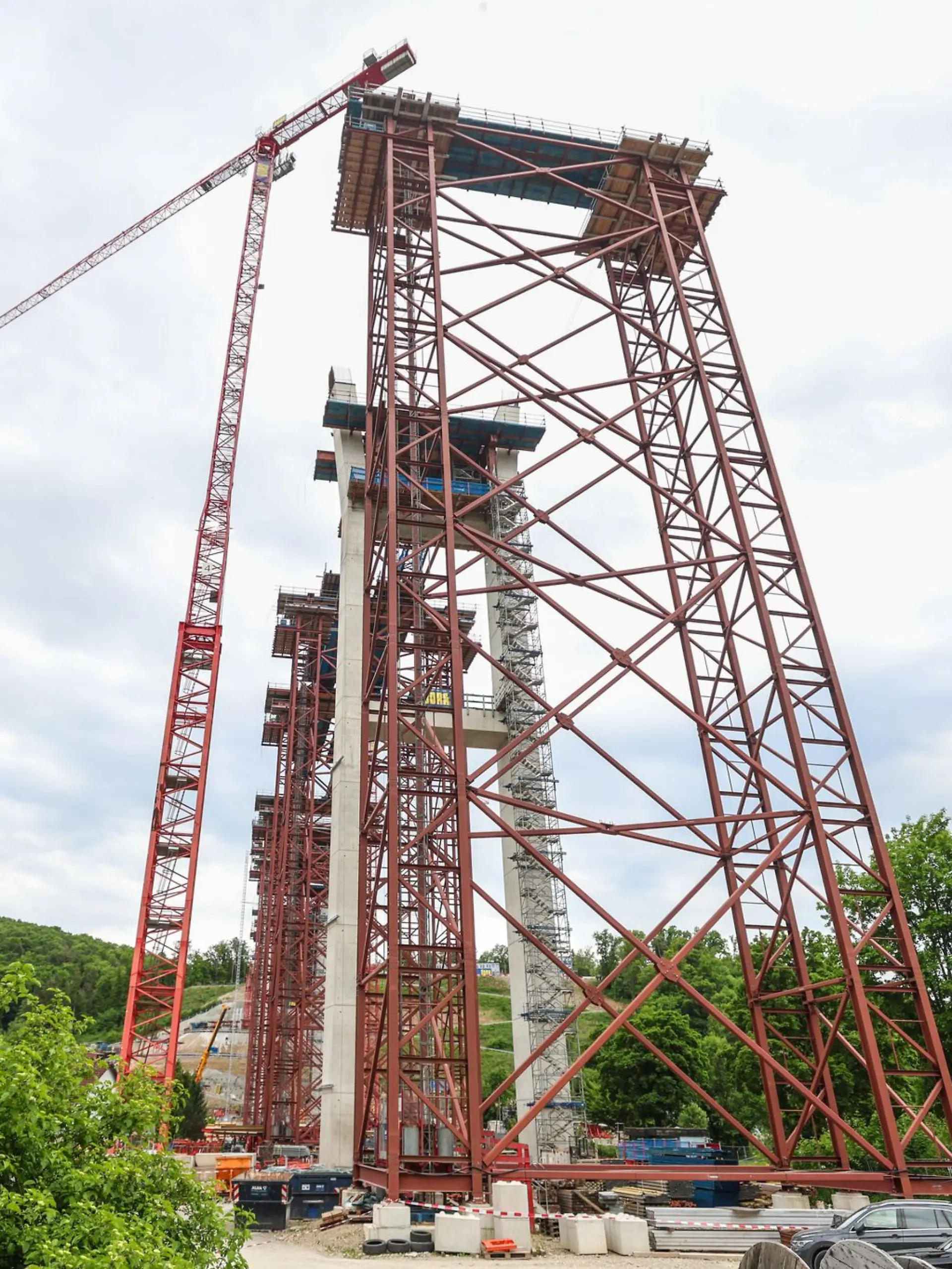 Die Arbeiten an der Neckartalbrücke enden in einem grauenvollen Unglück. Drei Bauarbeiter sind in Baden-Württemberg mit einer Arbeitsgondel aus großer Höhe abgestürzt und zu Tode gekommen. Das teilte die Polizei in Pforzheim mit.