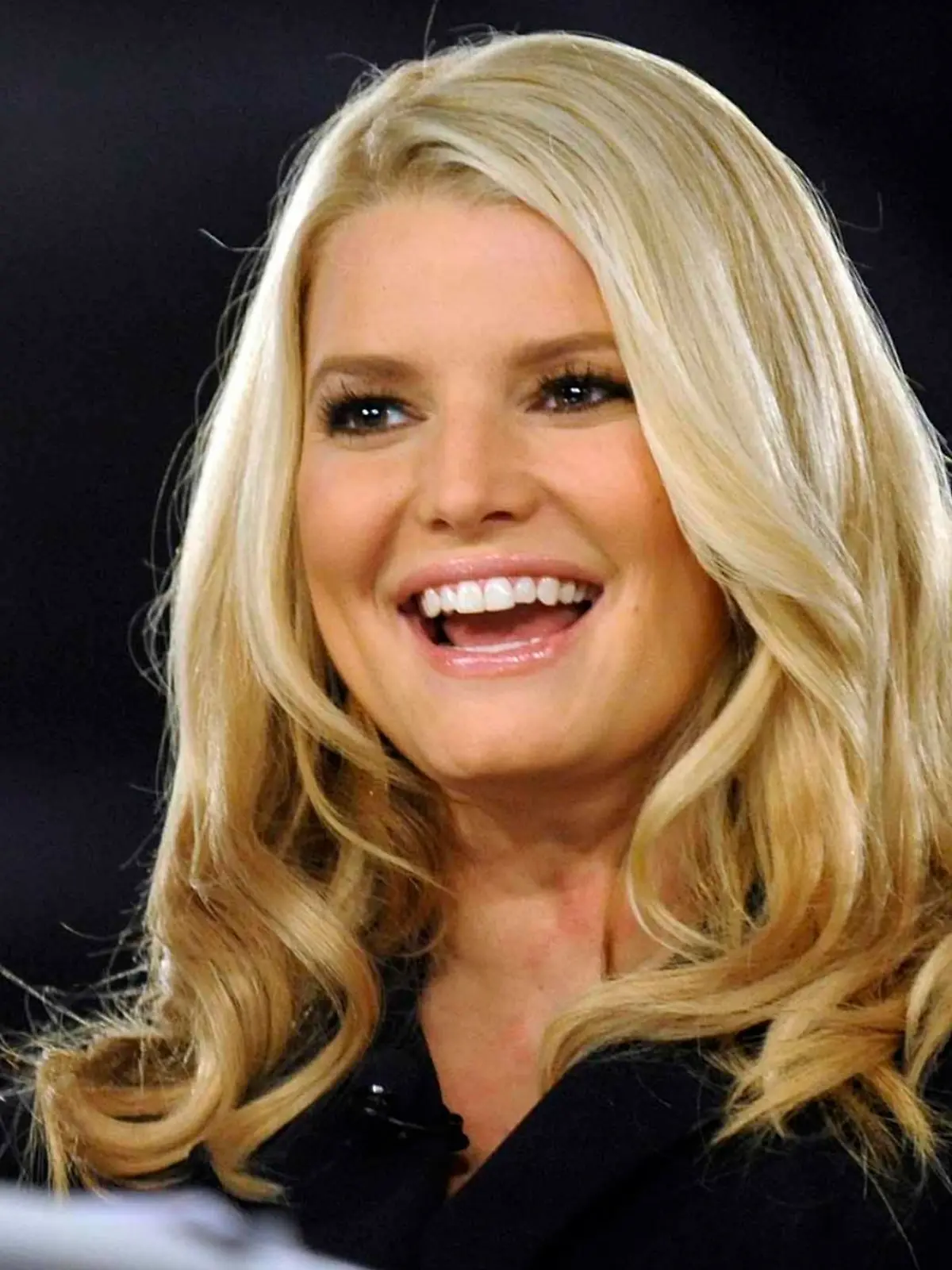 ARCHIV - Jessica Simpson (Archivfoto vom 25.10.2010). Die Sängerin und Schauspielerin (31) ist Mutter einer Tochter: Auf ihrer Website verkündete die Sängerin am Dienstag (01.05.2012) die Geburt von Maxwell Drew Johnson. «Es war das großartigste Erlebnis unseres Lebens», schrieben die frisch gebackenen Eltern in einer rosafarbenen Anzeige online. Für Simpson und ihren Verlobten ist es das erste Kind. Die kleine Maxwell Drew soll bei der Geburt gut vier Kilogramm gewogen haben. Foto: MIKE NELSON  +++(c) dpa - Bildfunk+++