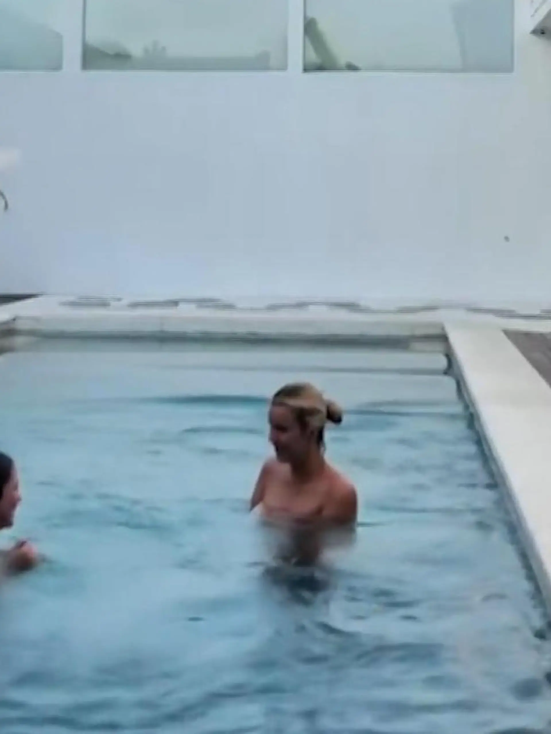 Privater Pool? Von wegen! Frauen erleben nackte Überraschung