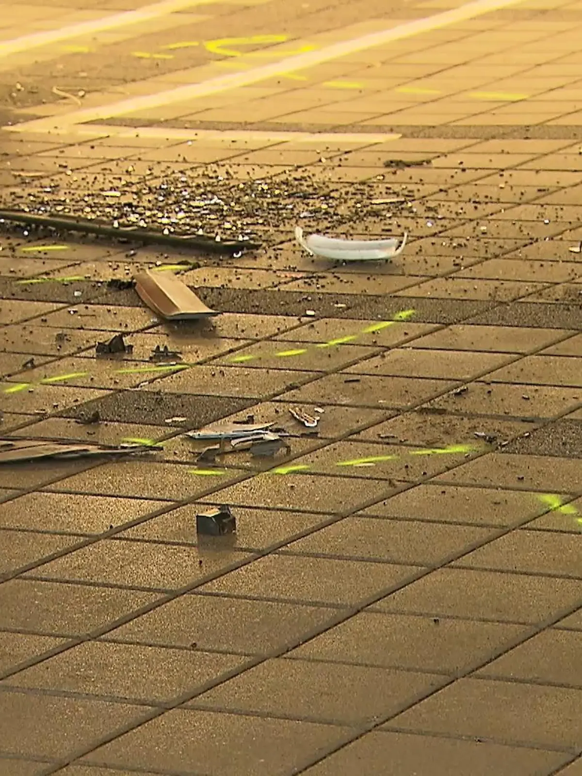 Heute Morgen fährt ein 57-Jähriger ein Auto wohl absichtlich in Menschen und andere Wagen. Passiert in einem Parkhaus vom Flughafen Köln/Bonn. Bei der Tat wurden mehrere Personen leicht verletzt, so die Polizei. Die meisten erlitten einen Schock. Die Polizei nahm den Verdächtigen fest. Es gibt Anzeichen dafür, dass er psychisch krank sei.