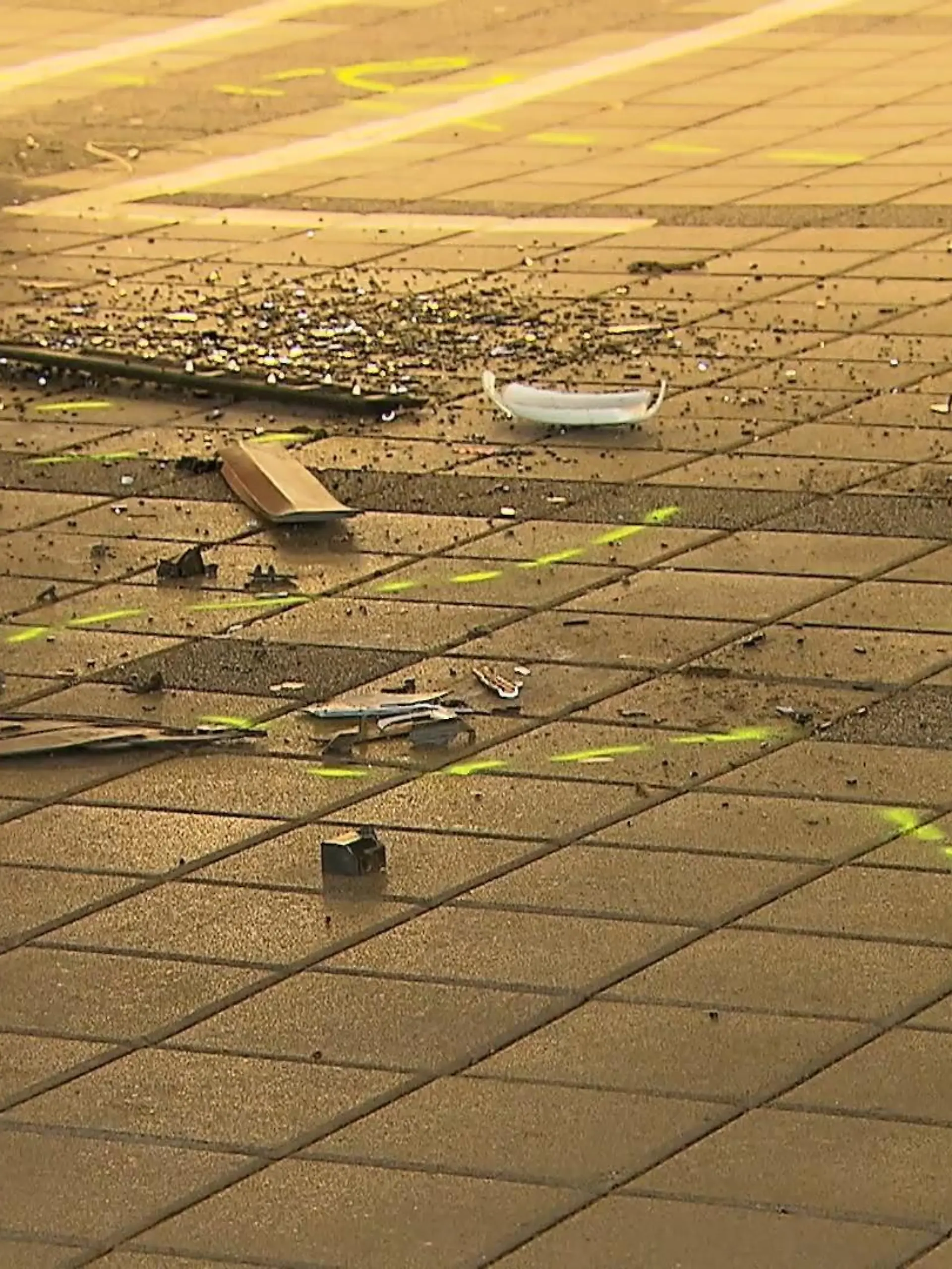 Heute Morgen fährt ein 57-Jähriger ein Auto wohl absichtlich in Menschen und andere Wagen. Passiert in einem Parkhaus vom Flughafen Köln/Bonn. Bei der Tat wurden mehrere Personen leicht verletzt, so die Polizei. Die meisten erlitten einen Schock. Die Polizei nahm den Verdächtigen fest. Es gibt Anzeichen dafür, dass er psychisch krank sei.