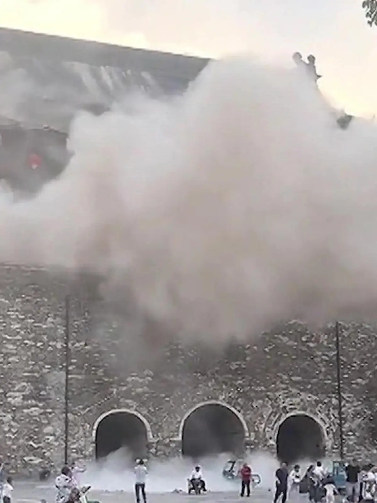 Bild zu: "Tempeldach stürzt ein – Trümmer fallen auf Menschen!"