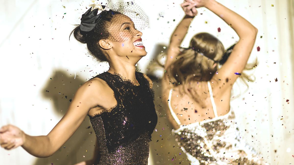 Die-goldenen-20er-sind-back-Diese-Looks-sind-jetzt-wieder-in