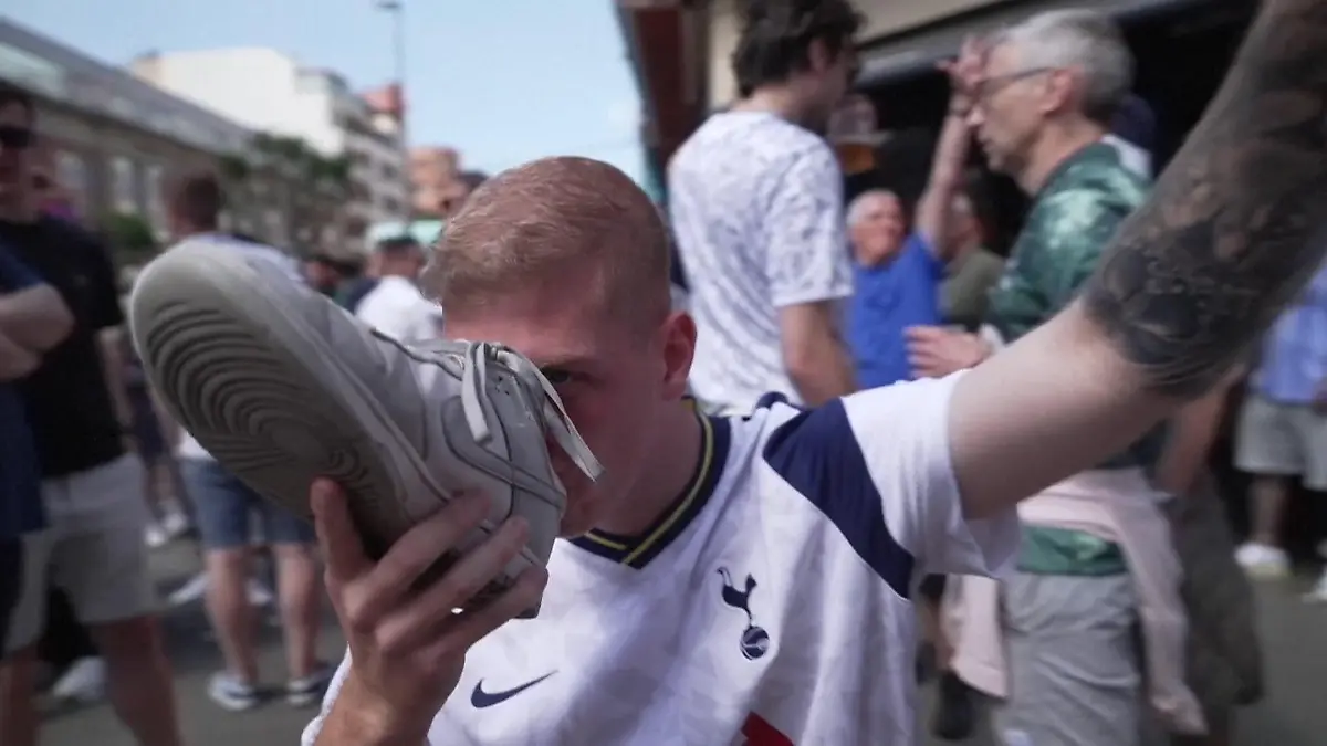 Durstig auf Finalsieg: Spurs-Fans trinken Bier aus Schuhen Europa League Party in Bilbao