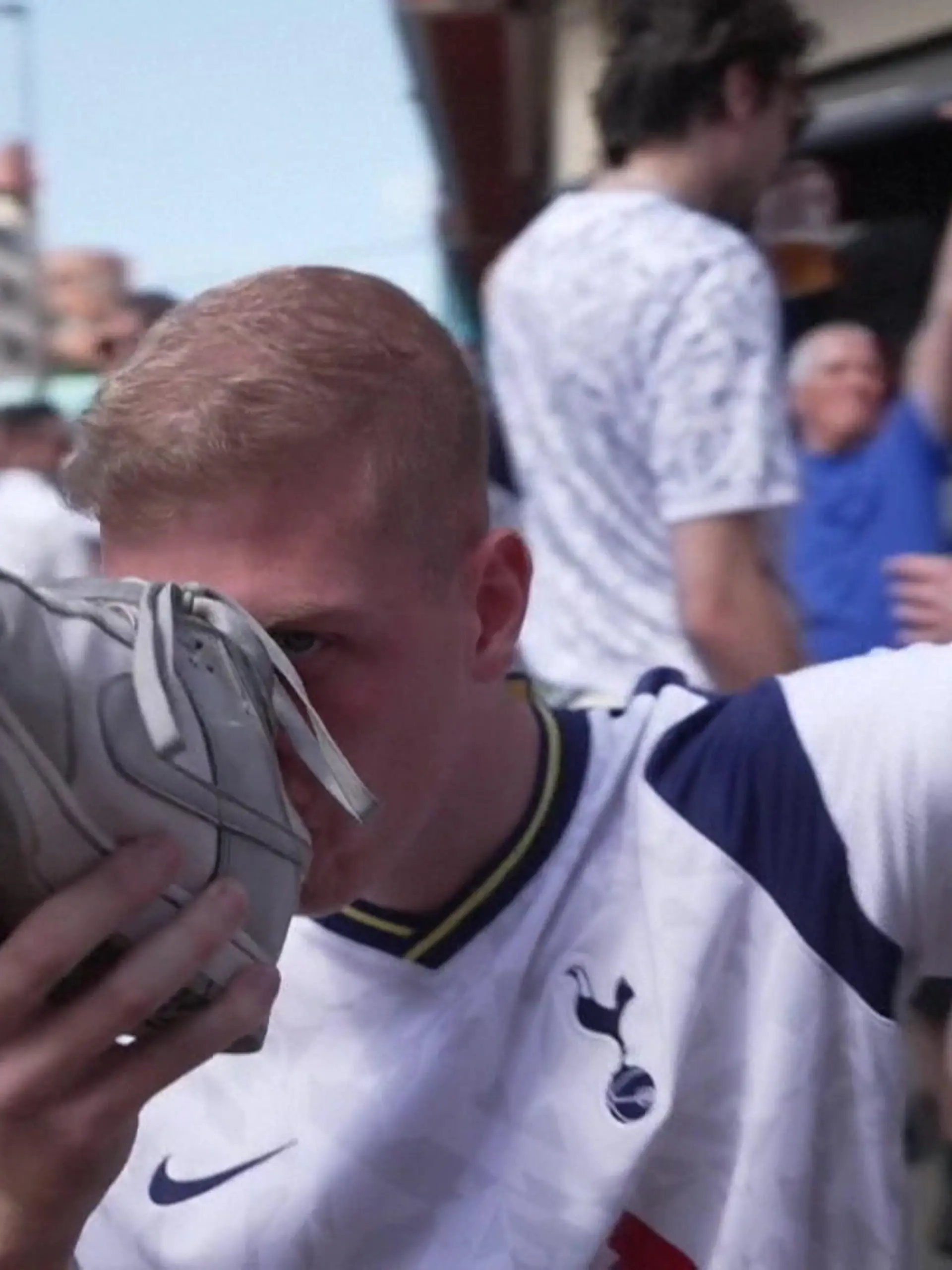 Bild zu: "Durstig auf Finalsieg: Spurs-Fans trinken Bier aus Schuhen"