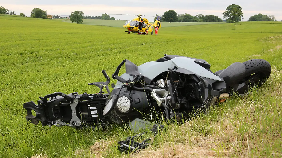 Ex-Bachelor Sebastian Preuss verunglückt schwer mit seinem Motorrad  und muss mit dem Rettungshubschrauber in eine Klinik geflogen werden.