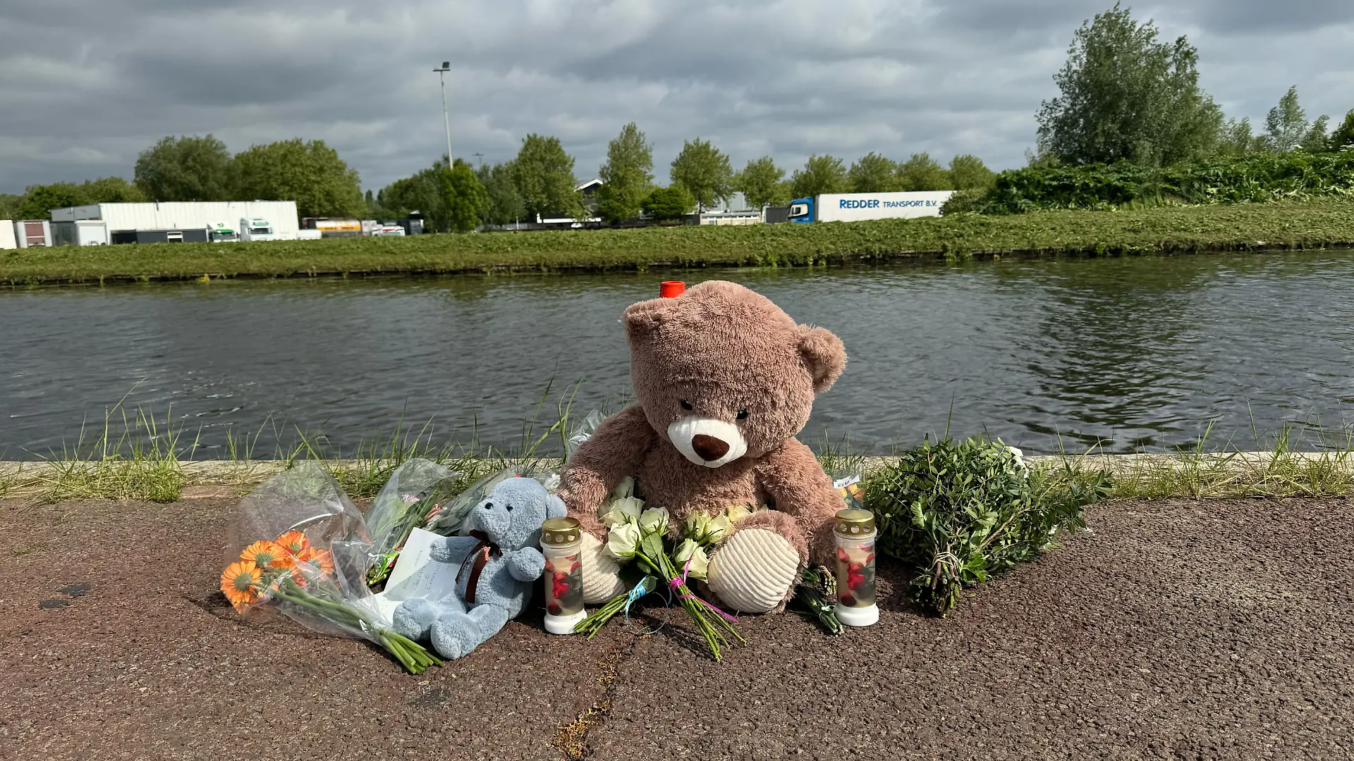 An der Fundstelle der Leichen liegen bereits Blumen und ein Teddybär.