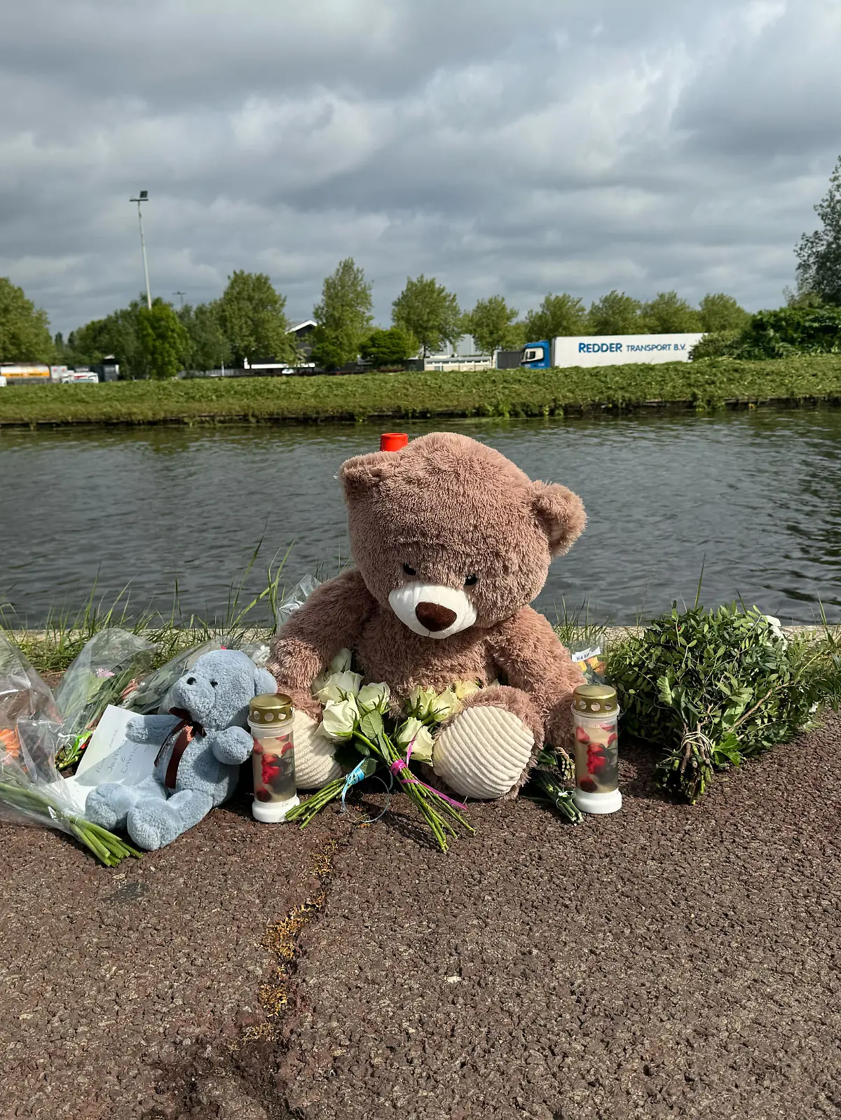 An der Fundstelle der Leichen liegen bereits Blumen und ein Teddybär.