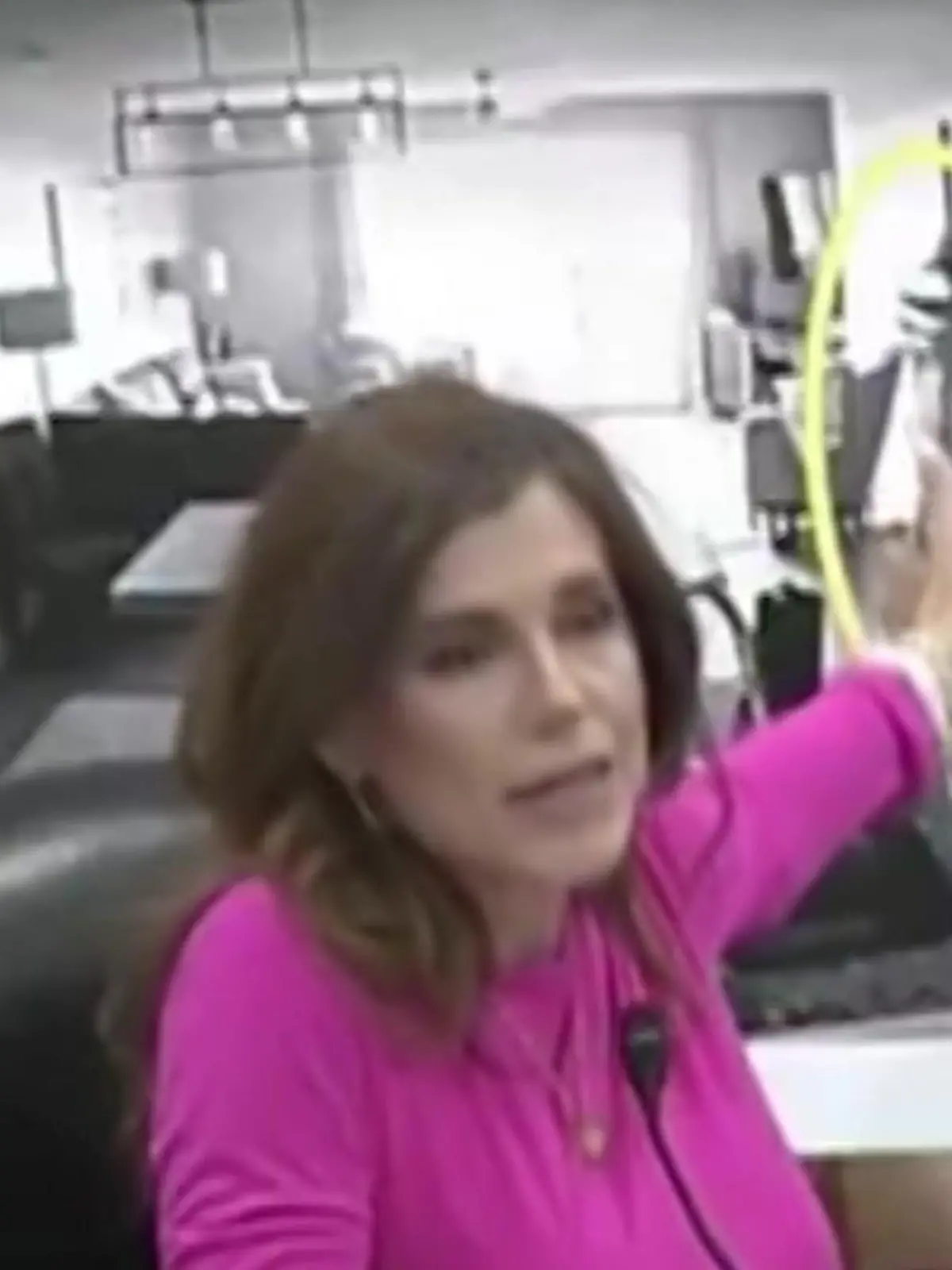 Bild zu: "Der Grund ist ernst! Politikerin zeigt eigene Nacktfotos während Sitzung"