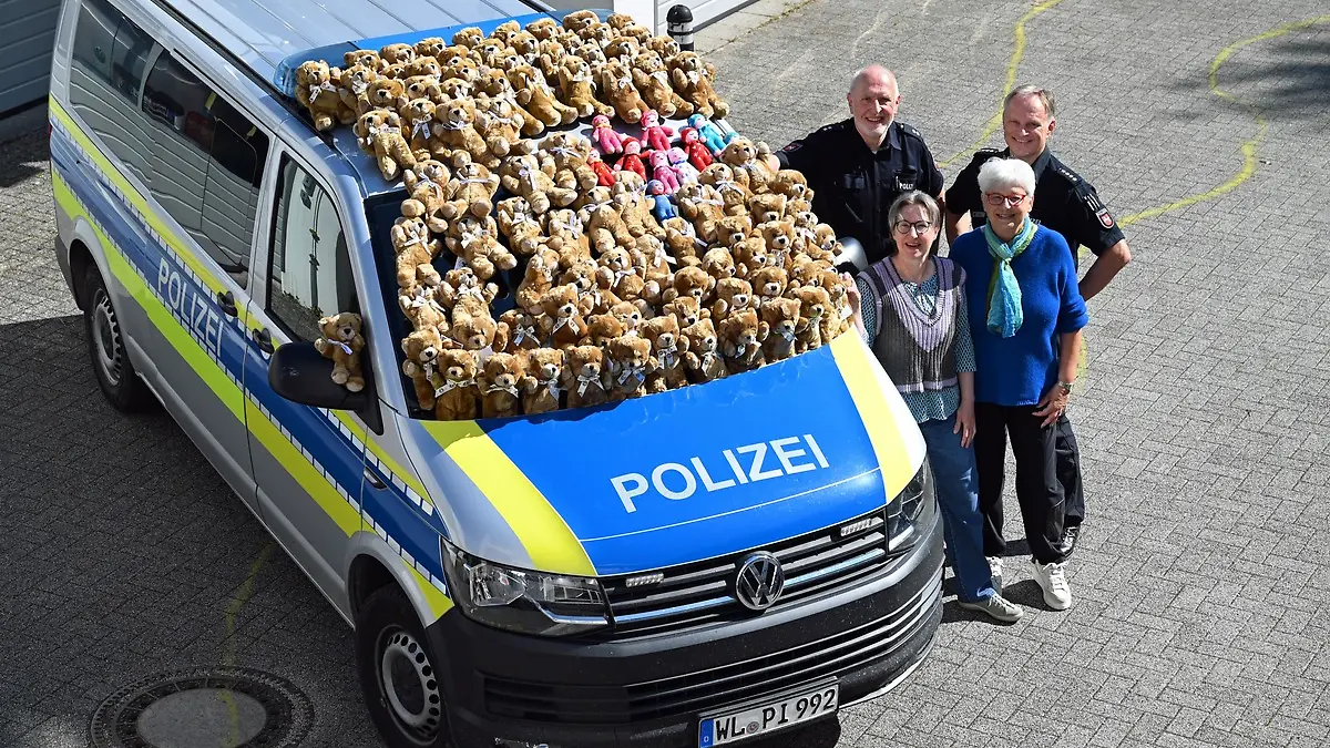 Dr. Anne Buhr und Ulrike Münstermann vom Vorstand des Kinderschutzbundes, Kreisverband Landkreis Harburg e.V, übergeben die Teddys und Puppen der Polizei.
