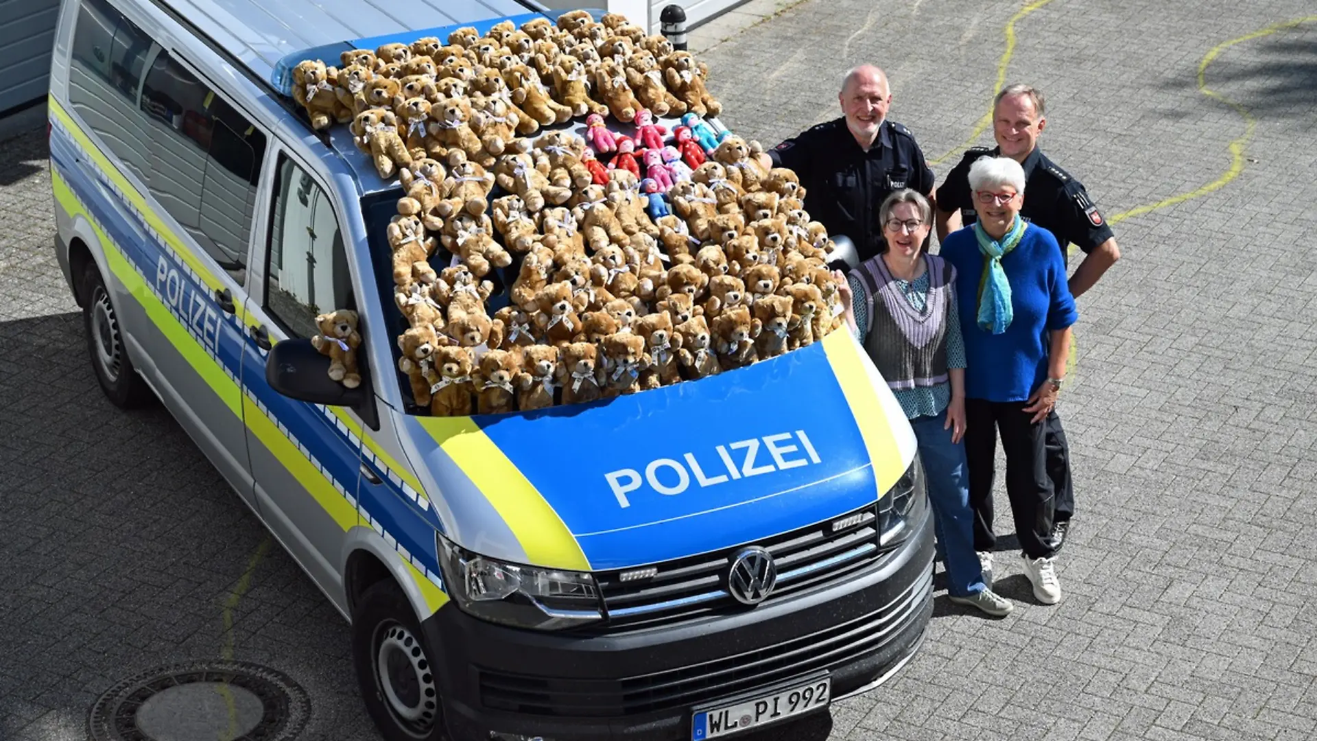 Dr. Anne Buhr und Ulrike Münstermann vom Vorstand des Kinderschutzbundes, Kreisverband Landkreis Harburg e.V, übergeben die Teddys und Puppen der Polizei.