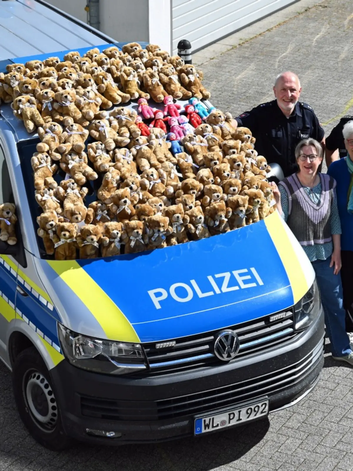 Dr. Anne Buhr und Ulrike Münstermann vom Vorstand des Kinderschutzbundes, Kreisverband Landkreis Harburg e.V, übergeben die Teddys und Puppen der Polizei.