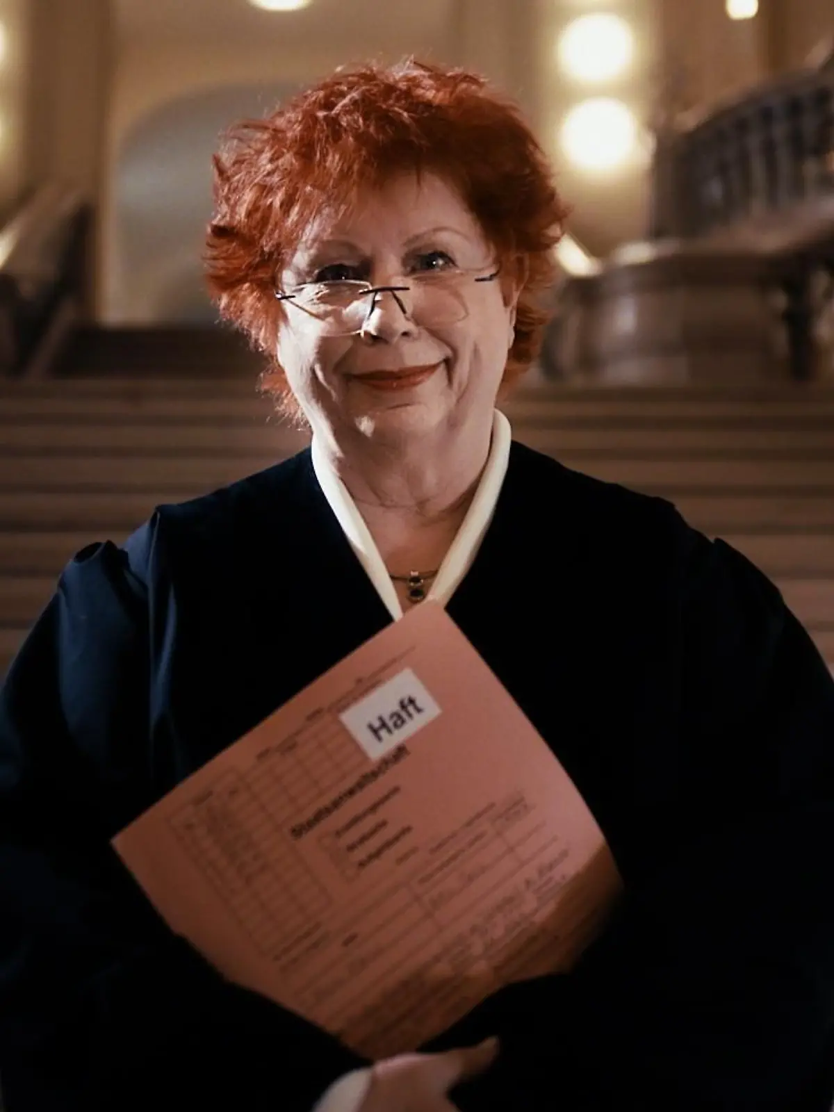 Richterin Barbara Salesch in ihrer Robe.  