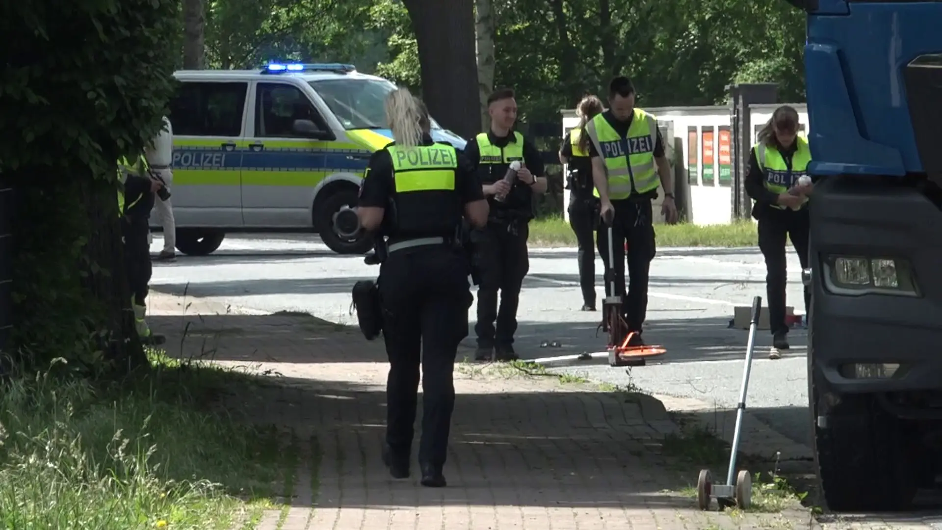 Ein Kind ist von einem Lkw überfahren worden - die Polizei sichert Spuren.