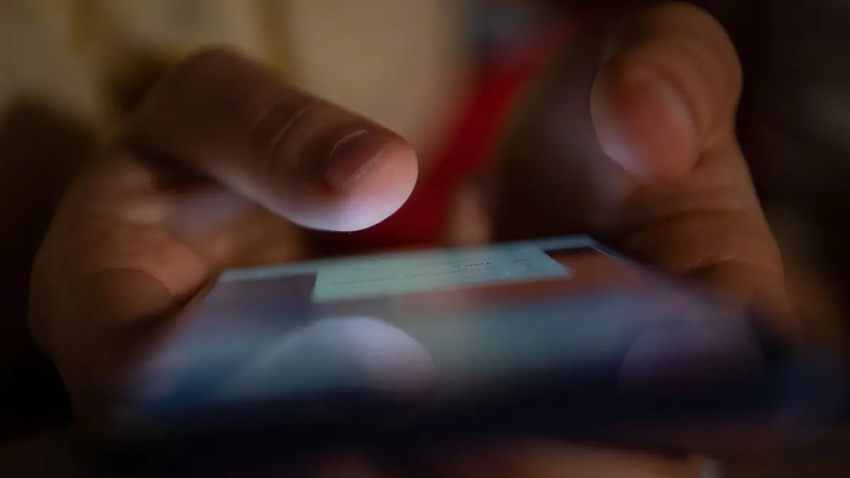 Das Oberverwaltungsgericht in Münster hat die Entlassung eines Polizeibeamten auf Probe wegen menschenverachtender Inhalte in einer Chatgruppe bestätigt. (Illustration)