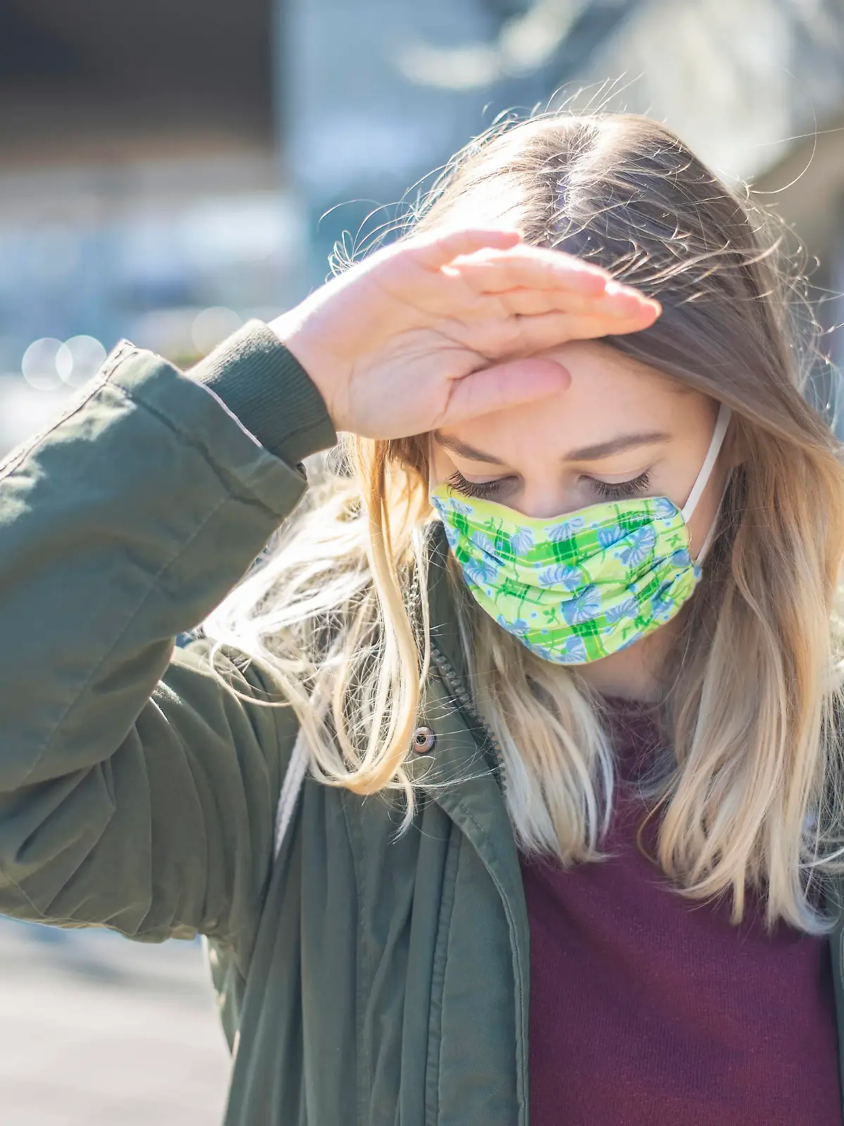junge Frau mit Mundschutz in der Stadt *** young woman with mouth guard in the city 